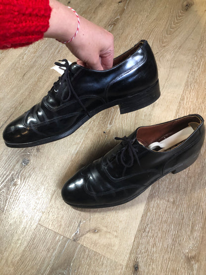 Vintage Hartt wingtip black leather formal shoe with leather soles. Made in Canada.  Size 9.5M US/ 43 EUR