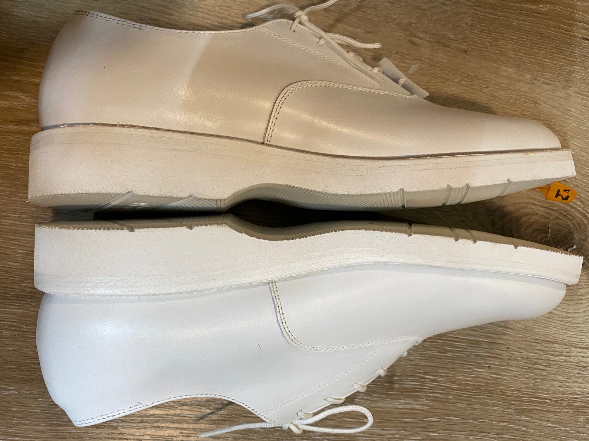 Kingspier Vintage - All White Plain Toe Oxfords by Canada West Shoe - Sizes: 7M 8.5W 39-40EURO, Made in Canada, Nurse Shoes, Leather Insoles, Vibram Rubber Soles