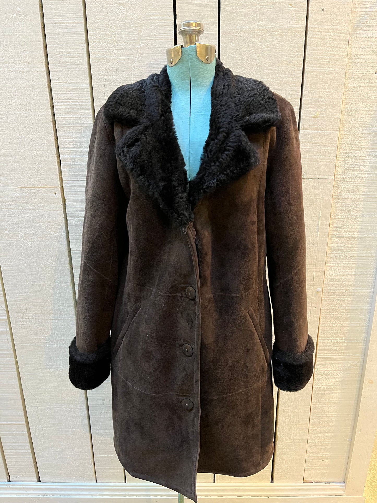 Vintage Danier brown shearling coat with button closures and two front pockets.

Size Small