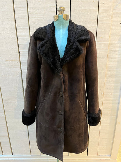 Vintage Danier brown shearling coat with button closures and two front pockets.

Size Small