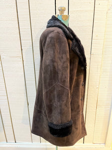Vintage Danier brown shearling coat with button closures and two front pockets.

Size Small
