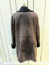Load image into Gallery viewer, Vintage Danier brown shearling coat with button closures and two front pockets.

Size Small
