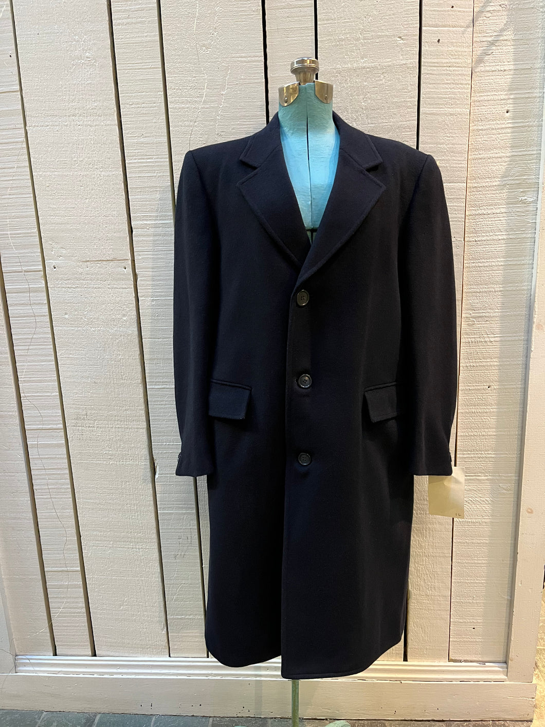 Vintage Leishman grey wool blend (70% wool/ cashmere 15%/ nylon coat with button closures, two front flap pockets and two inside pockets.

Size 40