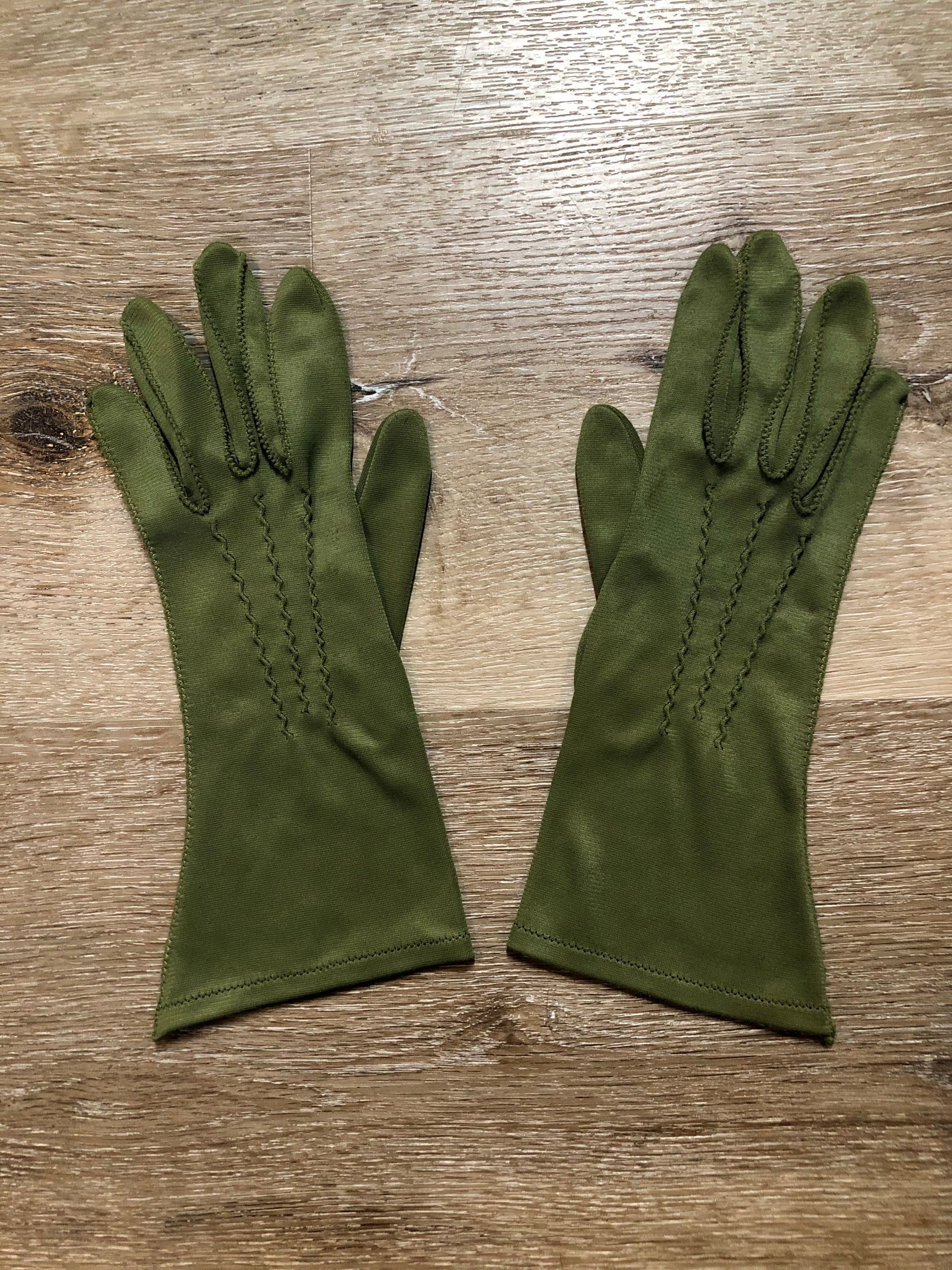 Kingspier Vintage - Vintage olive green lightweight gloves with decorative stitching. Synthetic blend fabric has a bit of stretch. Size small/ 7 womens.
