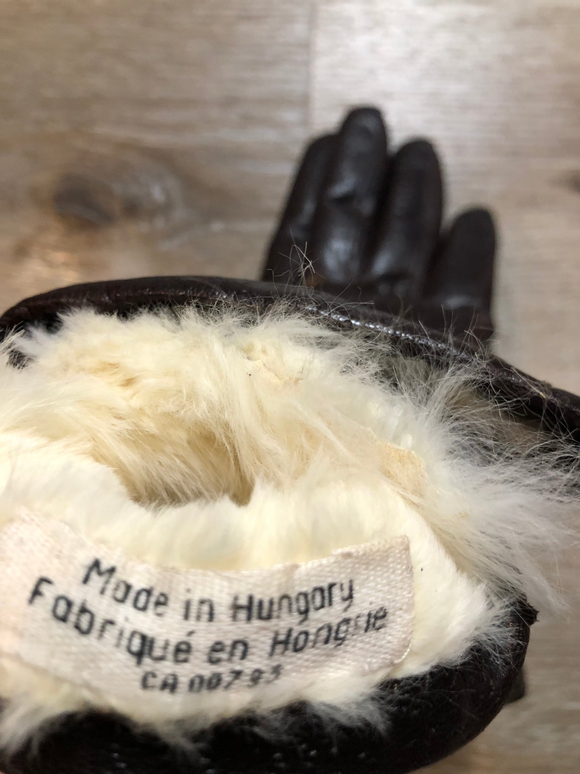 Kingspier Vintage - Dark brown textured leather gloves with white fur lining. Size small/ 6.5. Made in Hungary.