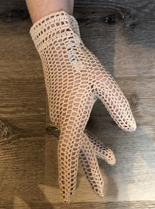 Kingspier Vintage - Vintage beige crochet lightweight gloves, Made in France, Womens size small with some stretch.