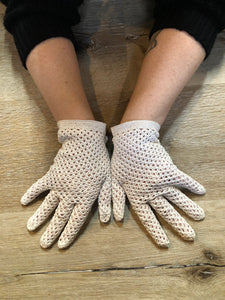Kingspier Vintage - Vintage white crochet lightweight gloves. Womens size small with some stretch.