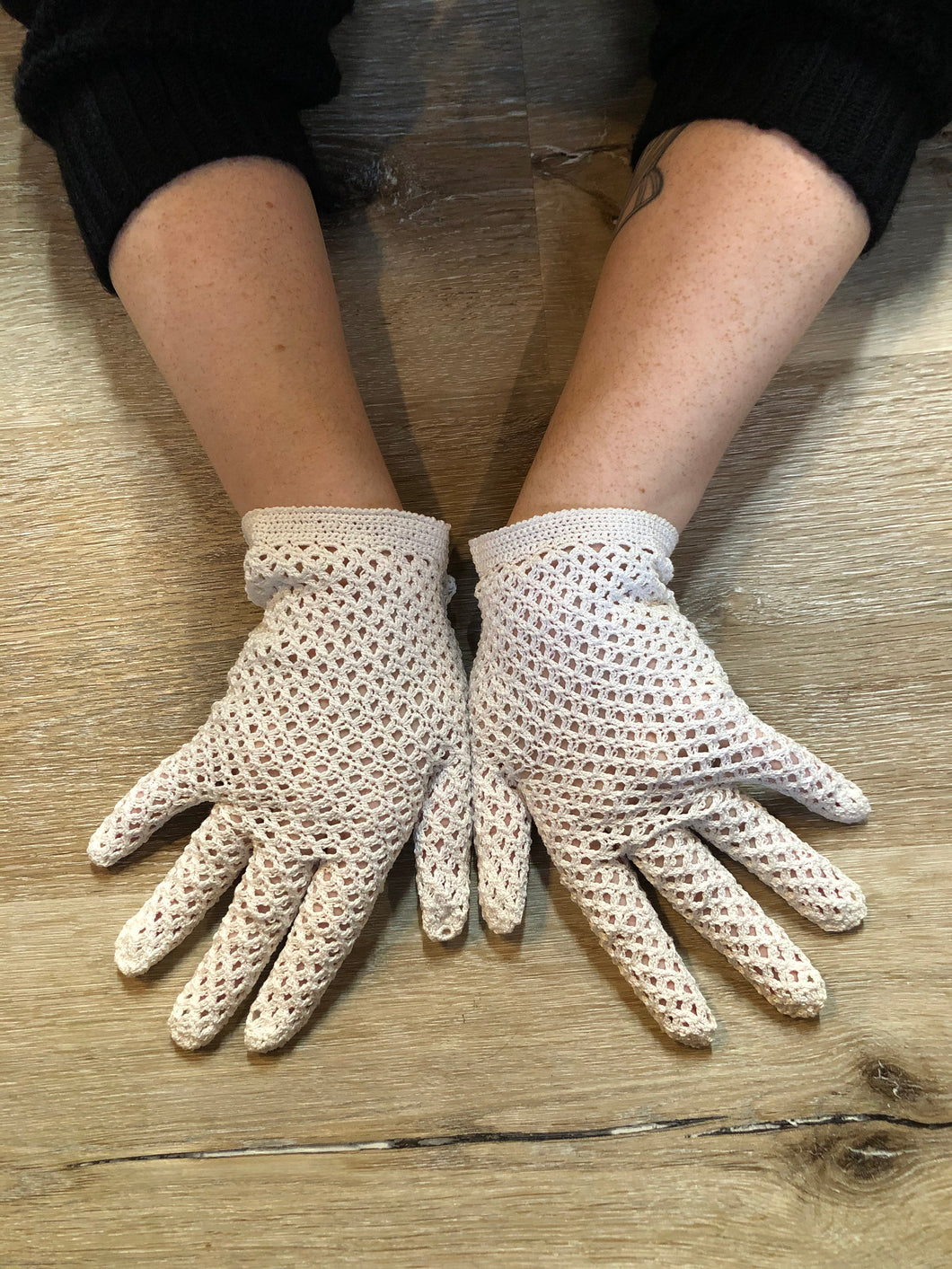 Kingspier Vintage - Vintage white crochet lightweight gloves. Womens size small with some stretch.