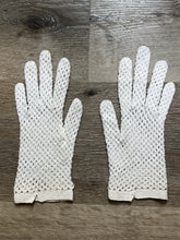 Load image into Gallery viewer, Kingspier Vintage - Vintage white crochet lightweight gloves. Womens size small with some stretch.
