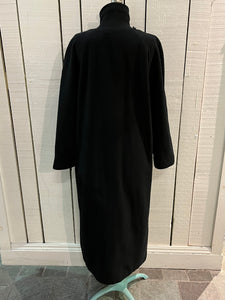 Vintage L’image by Irving Posluns wool blend (60% wool/ 25% cashmere/ 15% nylon) long black coat with unique button closures and two front pockets.

Union Made in Canada
Chest 42”