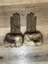 Load image into Gallery viewer, Kingspier Vintage - Snakeskin embossed leather gloves with fur trim. Womens size small.
