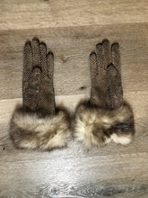 Load image into Gallery viewer, Kingspier Vintage - Snakeskin embossed leather gloves with fur trim. Womens size small.
