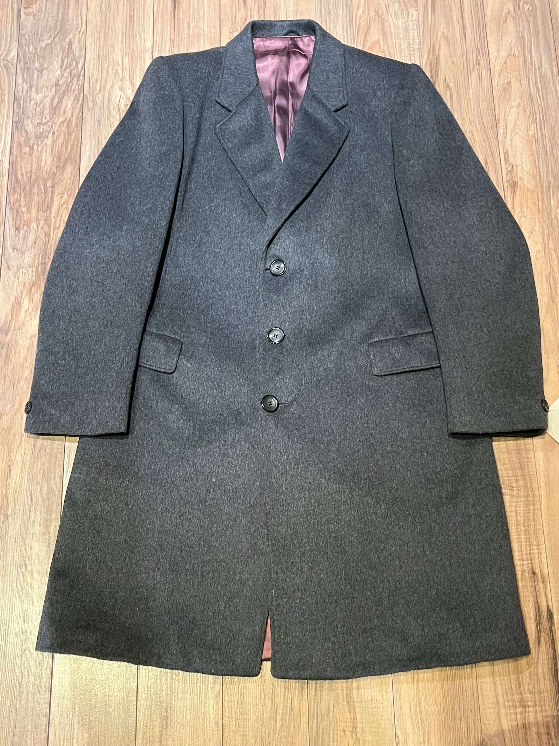 Vintage Moores wool blend long grey coat (65% wool/ 15% cashmere/ 15% polyester/ 5% other) with button closures, two front pockets and two inside pockets.

Made in Canada
Chest 42”