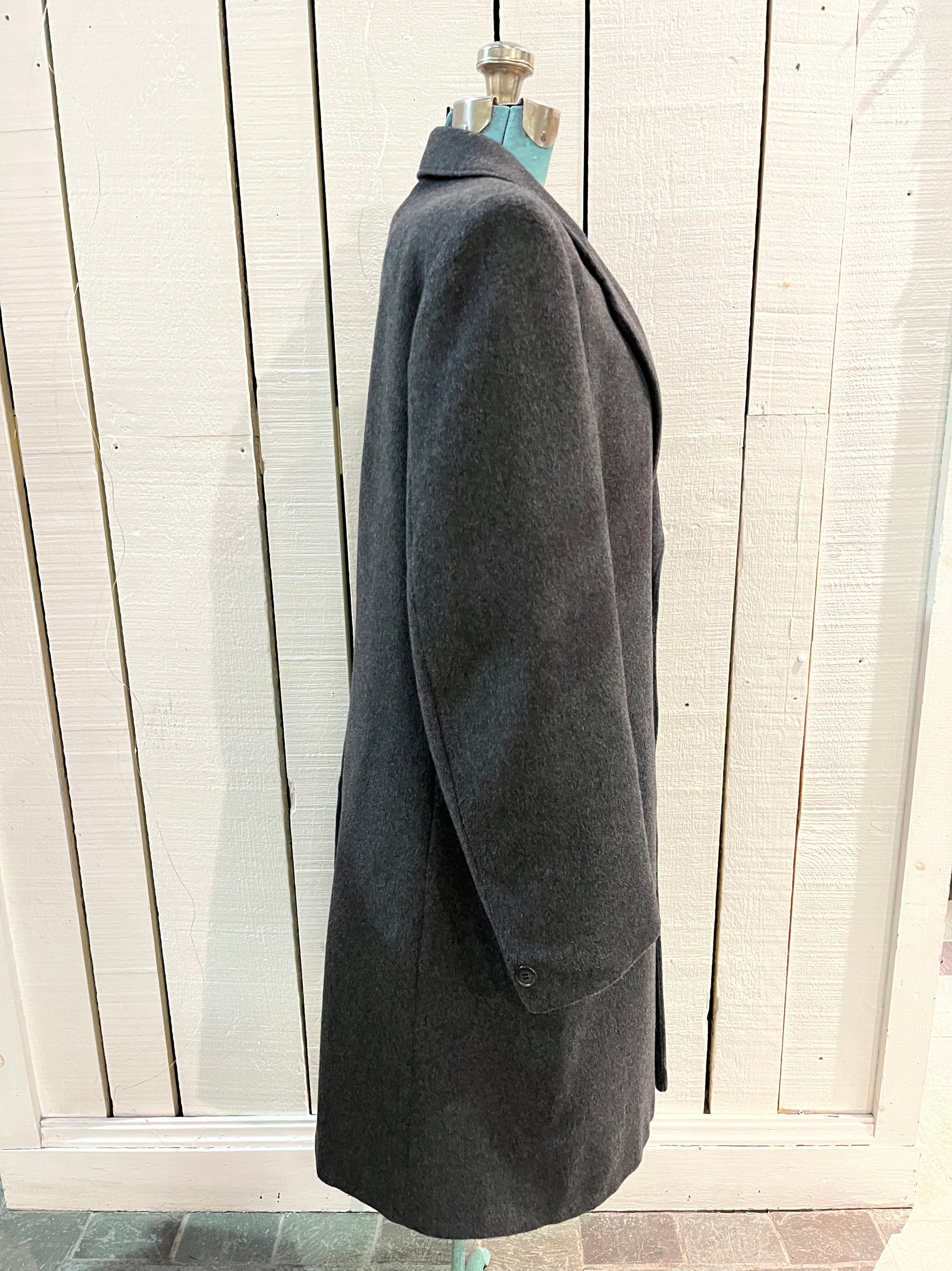 Vintage Moores wool blend long grey coat (65% wool/ 15% cashmere/ 15% polyester/ 5% other) with button closures, two front pockets and two inside pockets.

Made in Canada
Chest 42”