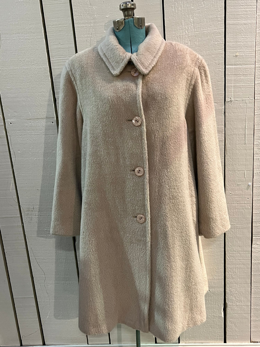 Vintage Mallia long baby lama blend (88% baby lama/ 12% wool) coat with button closures and two front pockets.

Union Made in Canada
Size 16