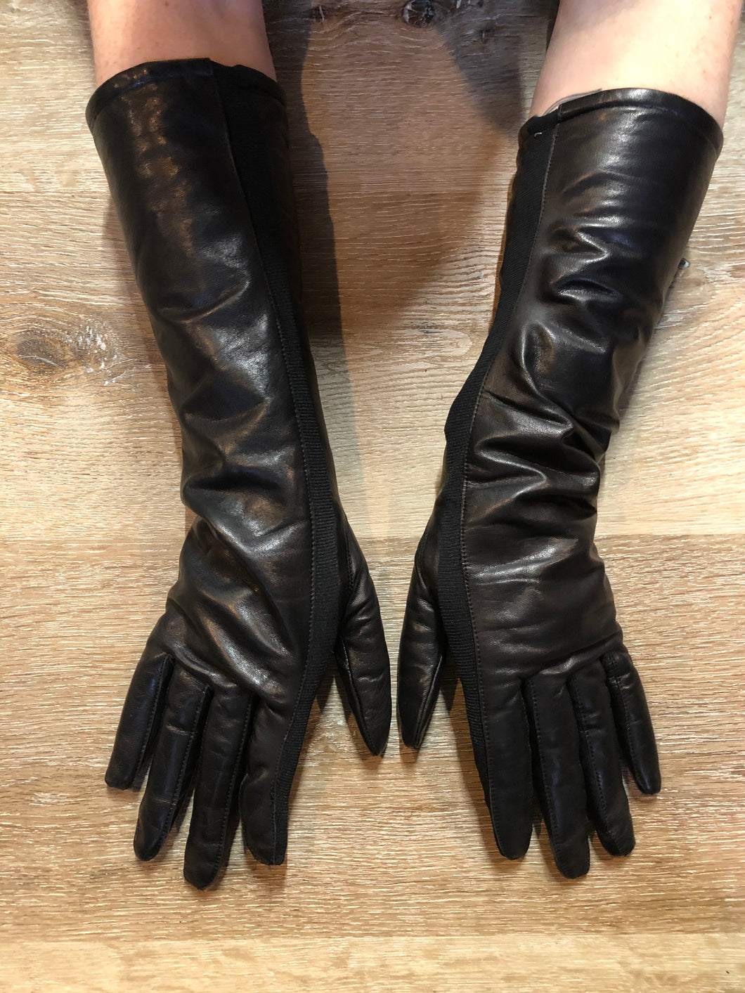 Kingspier Vintage - Black leather three-quarter length gloves feature a lining and a stretchy section for comfort. Size small/ 8.