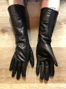 Kingspier Vintage - Black leather three-quarter length gloves feature a lining and a stretchy section for comfort. Size small/ 8.