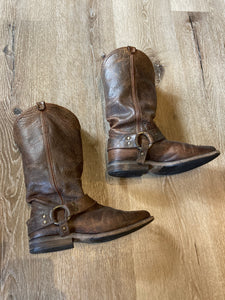 Vintage Frye dark brown full grain leather western boots with brass O ring detail. Made in Mexico.  Size 6W US, EUR 36