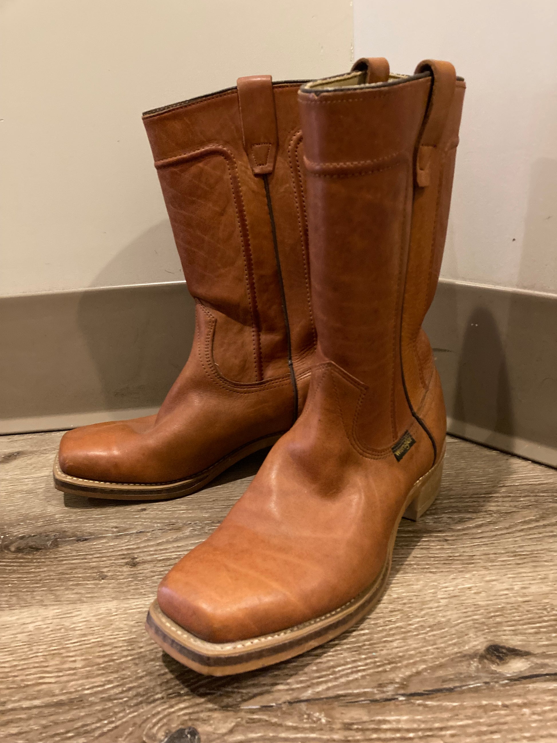 Rare Vintage Wrangler western style boots in brown.  Size 9,5M, 11.5W US, 43 EUR