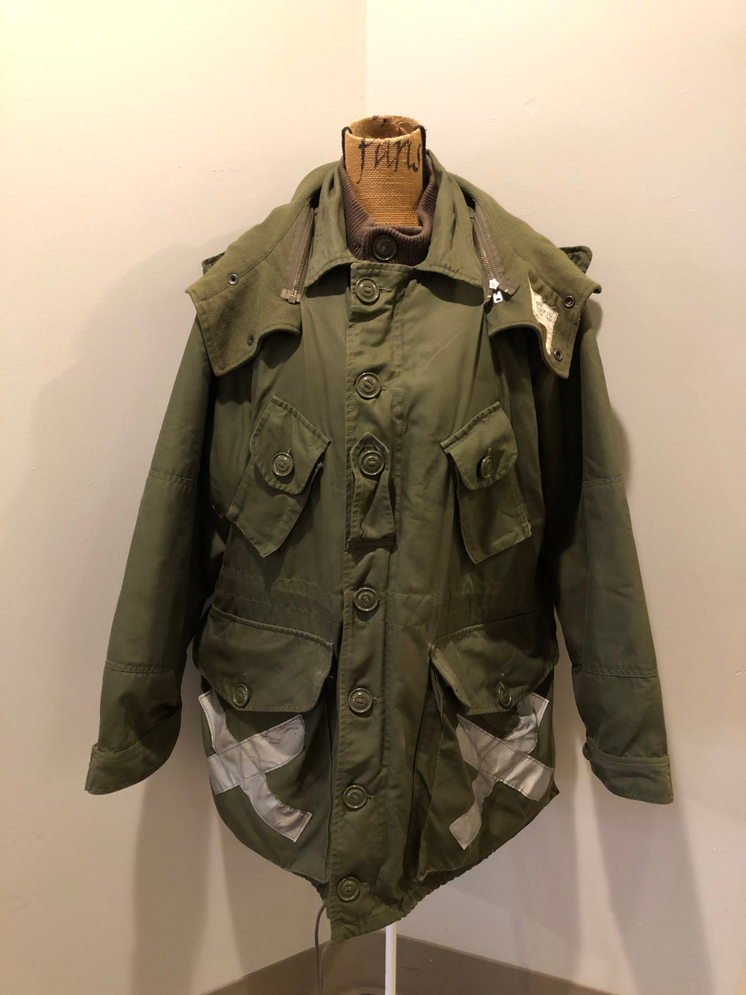 Kingspier Vintage - Canadian military surplus extreme cold parka in army green. The parka features zipper and buttons closure, flap pockets, knit collar, detachable hood, removable quilted lining and bottom hem drawstring. Size large. 