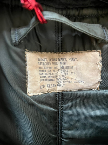 Very Rare Vintage circa 1971 USAF flying man’s, heavy pilot’s jacket, DSA100-71-C-1012, made by Alpha Industries with fur trimmed snorkel hood, zipper and button closures, 100% wool pile lining, multiple pockets and US Air Force emblem.

Made in USA
Size Medium