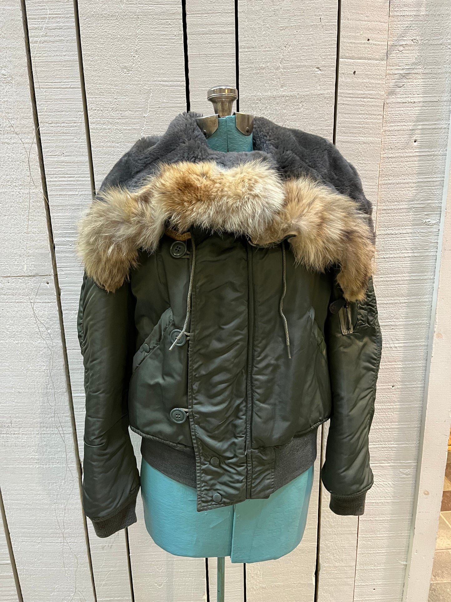 Very Rare Vintage circa 1971 USAF flying man’s, heavy pilot’s jacket, DSA100-71-C-1012, made by Alpha Industries with fur trimmed snorkel hood, zipper and button closures, 100% wool pile lining, multiple pockets and US Air Force emblem.

Made in USA
Size Medium