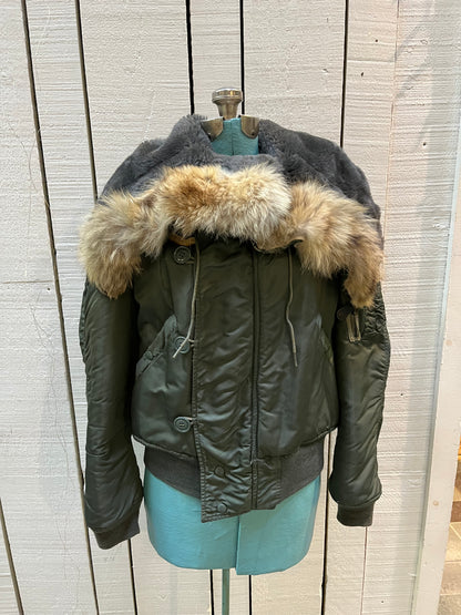 Very Rare Vintage circa 1971 USAF flying man’s, heavy pilot’s jacket, DSA100-71-C-1012, made by Alpha Industries with fur trimmed snorkel hood, zipper and button closures, 100% wool pile lining, multiple pockets and US Air Force emblem.

Made in USA
Size Medium