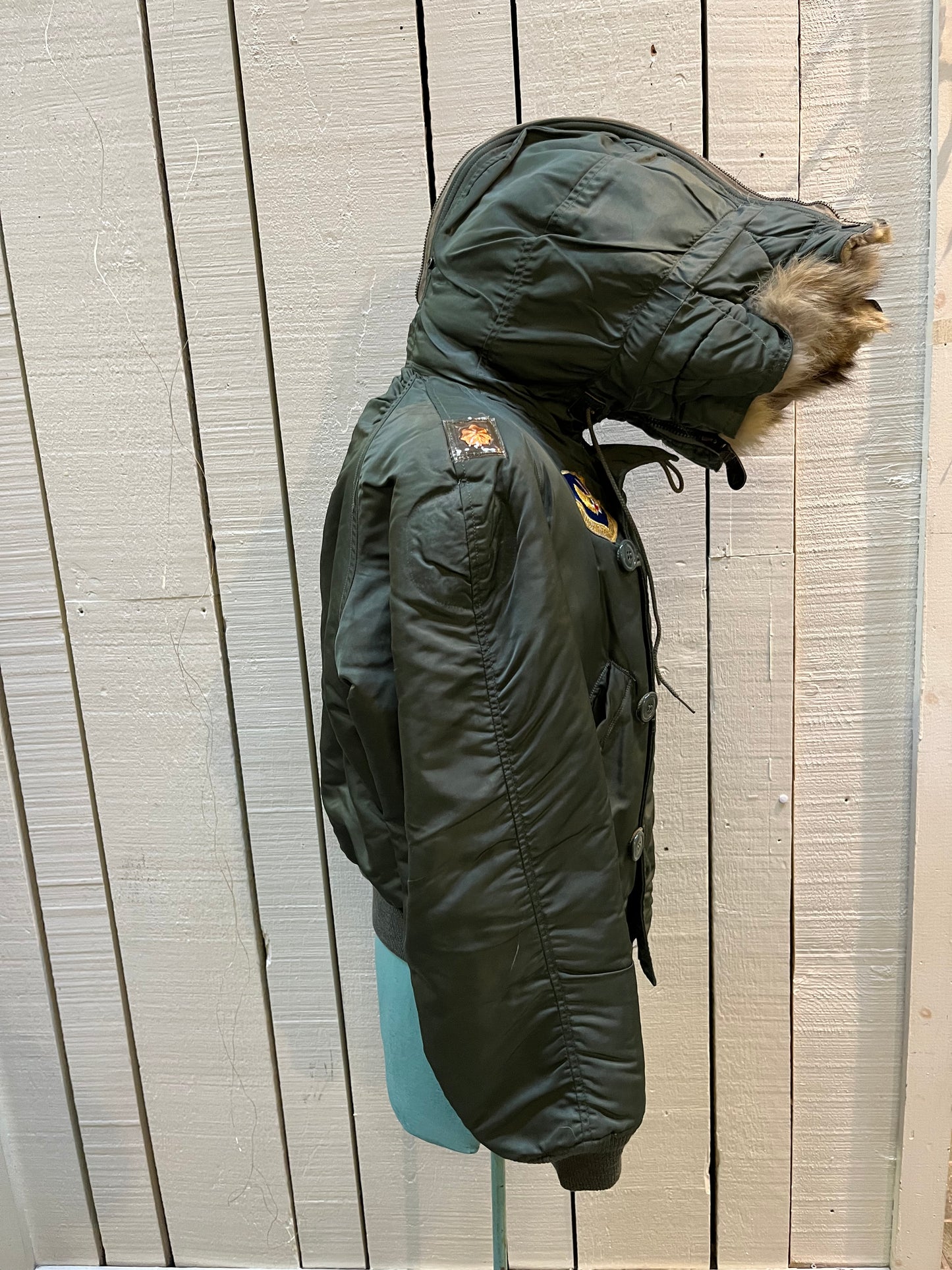 Very Rare Vintage circa 1971 USAF flying man’s, heavy pilot’s jacket, DSA100-71-C-1012, made by Alpha Industries with fur trimmed snorkel hood, zipper and button closures, 100% wool pile lining, multiple pockets and US Air Force emblem.

Made in USA
Size Medium