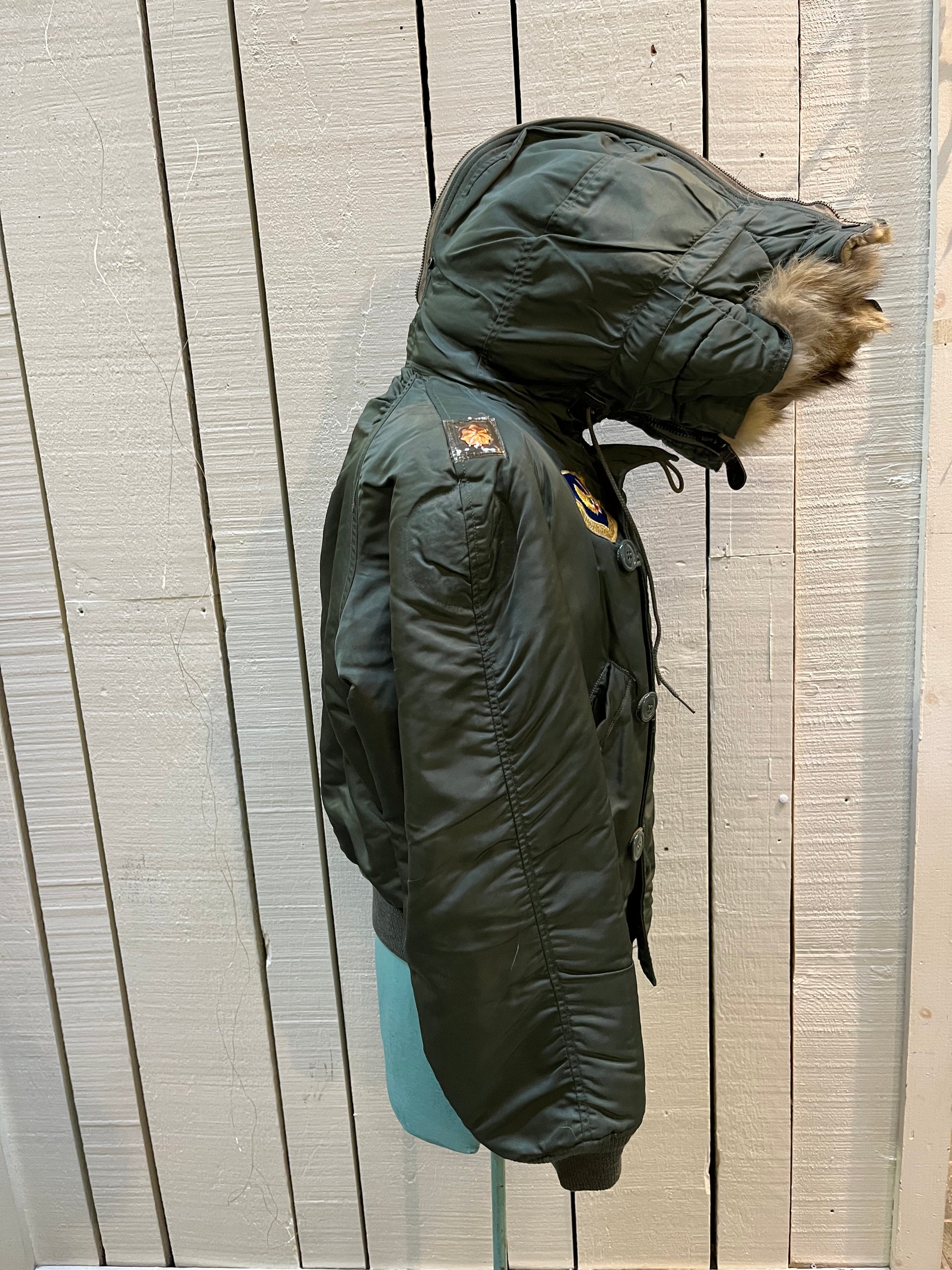 Very Rare Vintage circa 1971 USAF flying man’s, heavy pilot’s jacket, DSA100-71-C-1012, made by Alpha Industries with fur trimmed snorkel hood, zipper and button closures, 100% wool pile lining, multiple pockets and US Air Force emblem.

Made in USA
Size Medium