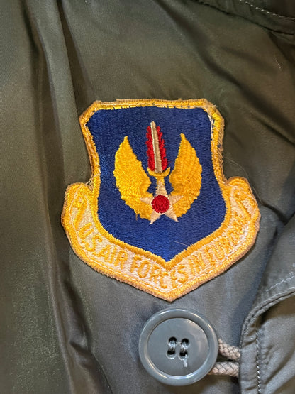 Very Rare Vintage circa 1971 USAF flying man’s, heavy pilot’s jacket, DSA100-71-C-1012, made by Alpha Industries with fur trimmed snorkel hood, zipper and button closures, 100% wool pile lining, multiple pockets and US Air Force emblem.

Made in USA
Size Medium