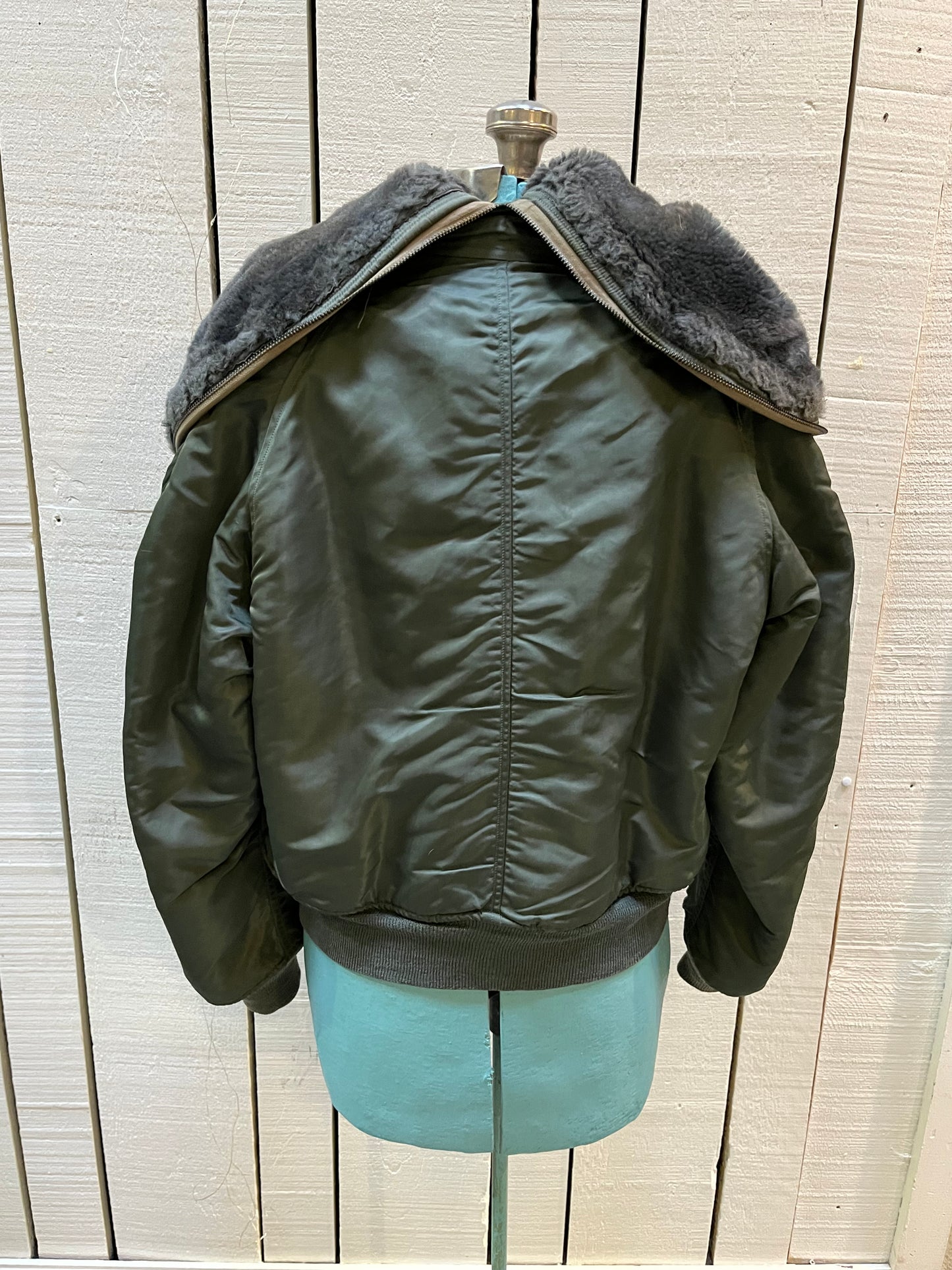 Very Rare Vintage circa 1971 USAF flying man’s, heavy pilot’s jacket, DSA100-71-C-1012, made by Alpha Industries with fur trimmed snorkel hood, zipper and button closures, 100% wool pile lining, multiple pockets and US Air Force emblem.

Made in USA
Size Medium