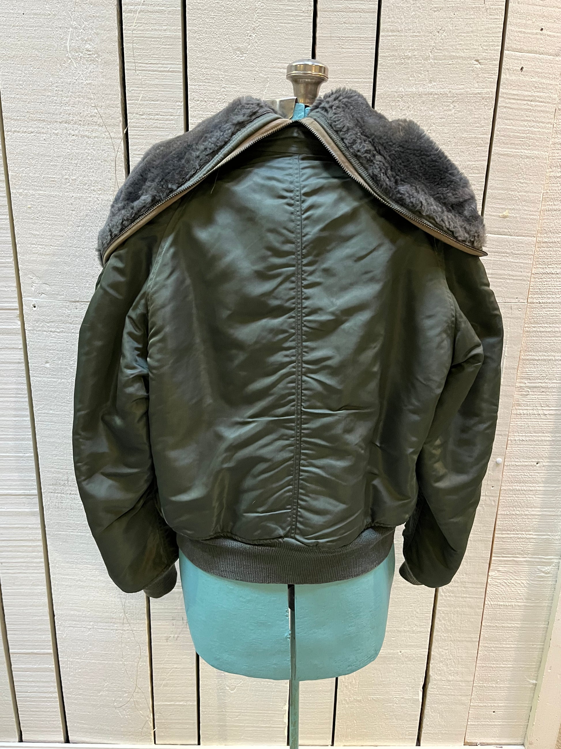 Very Rare Vintage circa 1971 USAF flying man’s, heavy pilot’s jacket, DSA100-71-C-1012, made by Alpha Industries with fur trimmed snorkel hood, zipper and button closures, 100% wool pile lining, multiple pockets and US Air Force emblem.

Made in USA
Size Medium