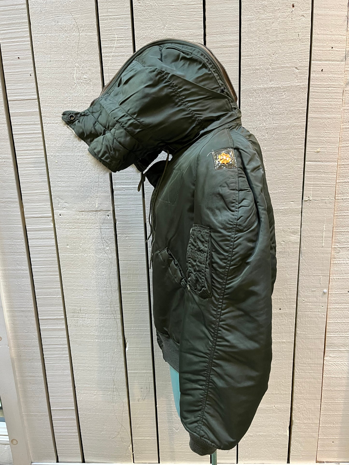 Very Rare Vintage circa 1971 USAF flying man’s, heavy pilot’s jacket, DSA100-71-C-1012, made by Alpha Industries with fur trimmed snorkel hood, zipper and button closures, 100% wool pile lining, multiple pockets and US Air Force emblem.

Made in USA
Size Medium