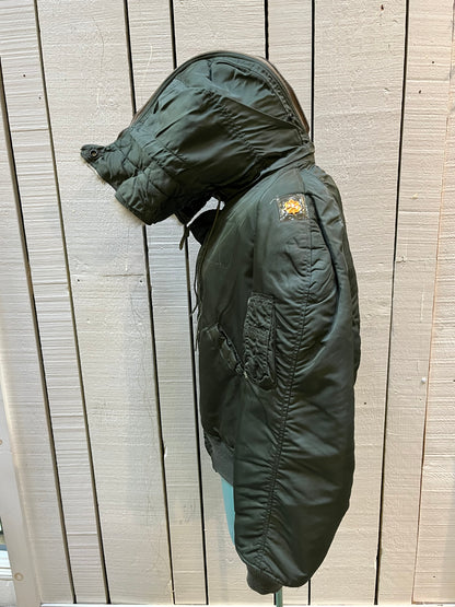 Very Rare Vintage circa 1971 USAF flying man’s, heavy pilot’s jacket, DSA100-71-C-1012, made by Alpha Industries with fur trimmed snorkel hood, zipper and button closures, 100% wool pile lining, multiple pockets and US Air Force emblem.

Made in USA
Size Medium