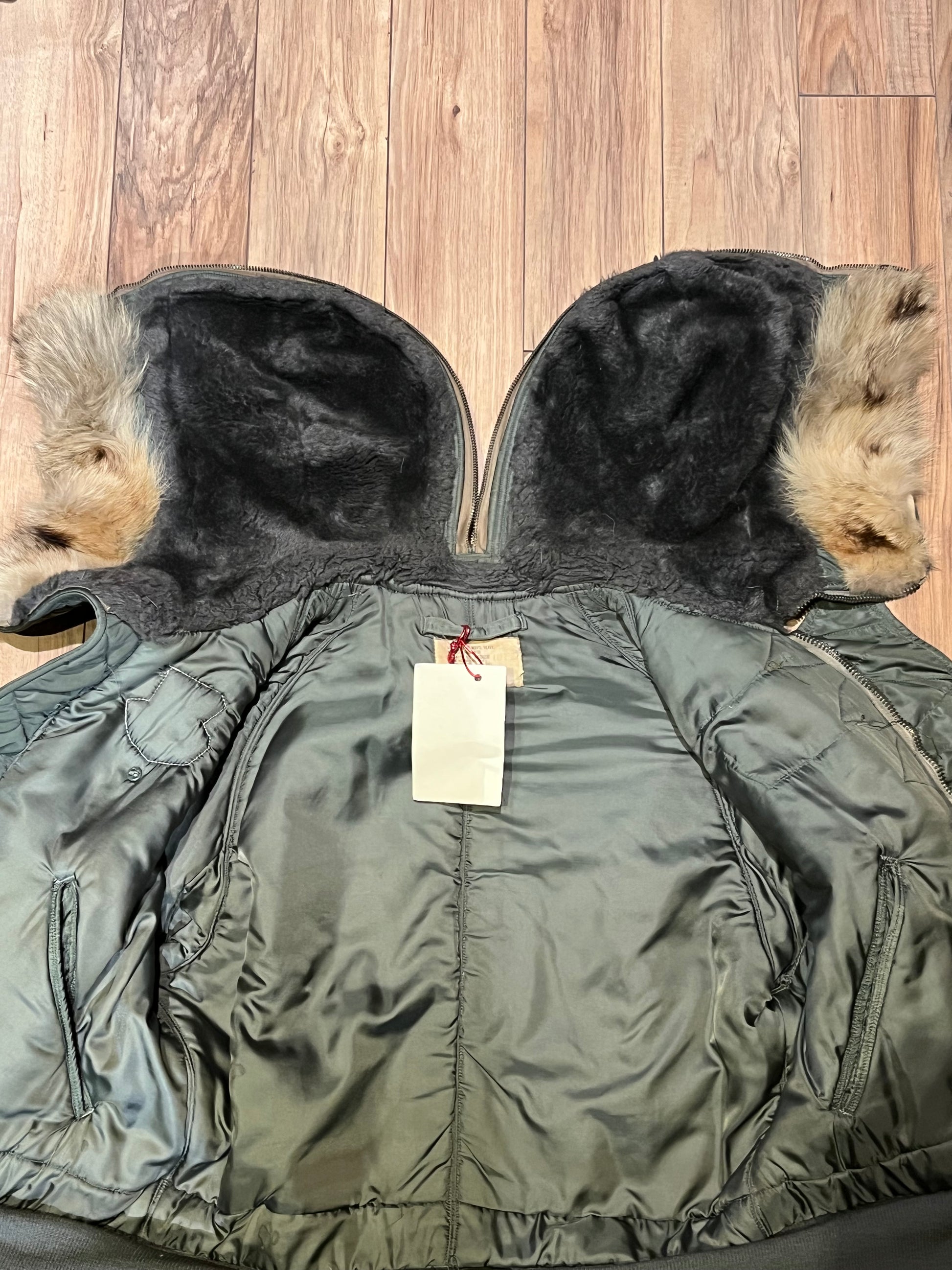 Very Rare Vintage circa 1971 USAF flying man’s, heavy pilot’s jacket, DSA100-71-C-1012, made by Alpha Industries with fur trimmed snorkel hood, zipper and button closures, 100% wool pile lining, multiple pockets and US Air Force emblem.

Made in USA
Size Medium