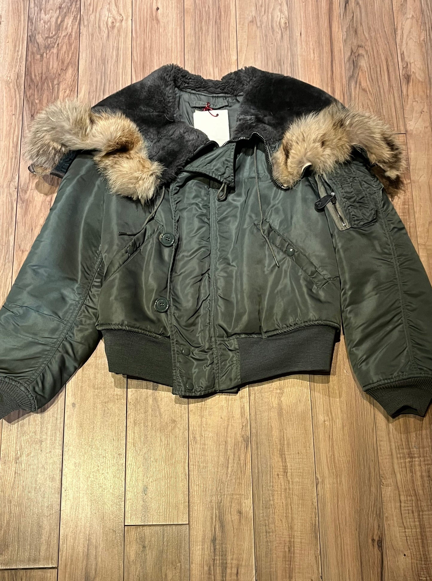 Very Rare Vintage circa 1971 USAF flying man’s, heavy pilot’s jacket, DSA100-71-C-1012, made by Alpha Industries with fur trimmed snorkel hood, zipper and button closures, 100% wool pile lining, multiple pockets and US Air Force emblem.

Made in USA
Size Medium