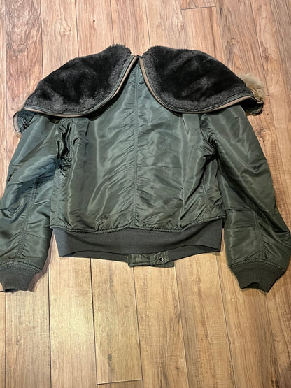 Very Rare Vintage circa 1971 USAF flying man’s, heavy pilot’s jacket, DSA100-71-C-1012, made by Alpha Industries with fur trimmed snorkel hood, zipper and button closures, 100% wool pile lining, multiple pockets and US Air Force emblem.

Made in USA
Size Medium