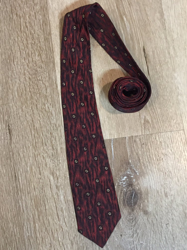 Kingspier Vintage - Watson Bros. European Imports 
vintage tie in red, black and cream design. Fibres unknown.

Length: 55.5”
Width: 2”

This tie is in excellent condition.