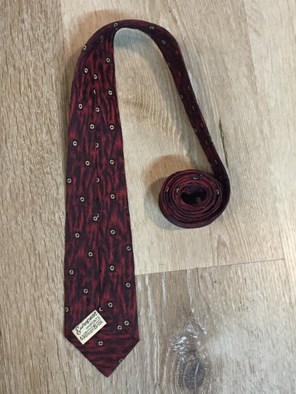 Kingspier Vintage - Watson Bros. European Imports 
vintage tie in red, black and cream design. Fibres unknown.

Length: 55.5”
Width: 2”

This tie is in excellent condition.