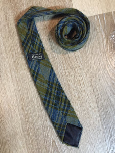 Kingspier Vintage - Gentry vintage 100% wool tie with blue and yellow plaid design.
 
Length: 59”
Width: 2.5”

This tie is in excellent condition.