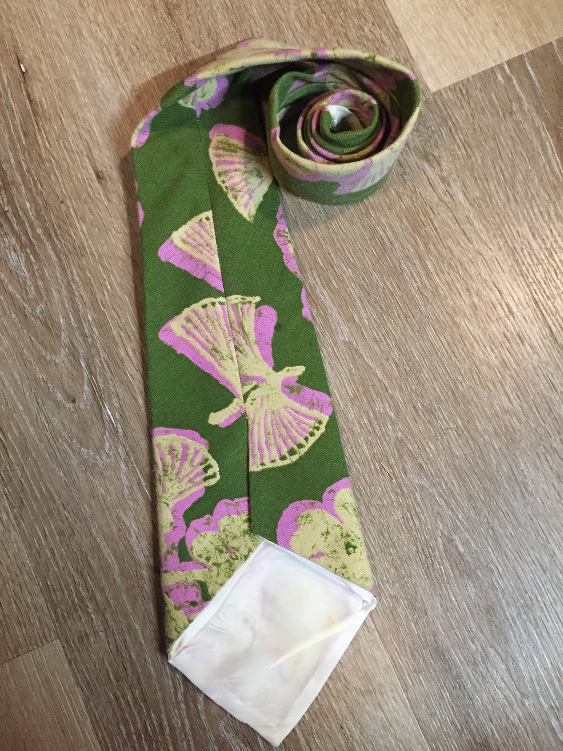 Kingspier Vintage - Green, yellow and pink floral design tie. Fibres unknown.

Length: 59.75” 
Width: 5.5” 

This tie is in excellent condition.