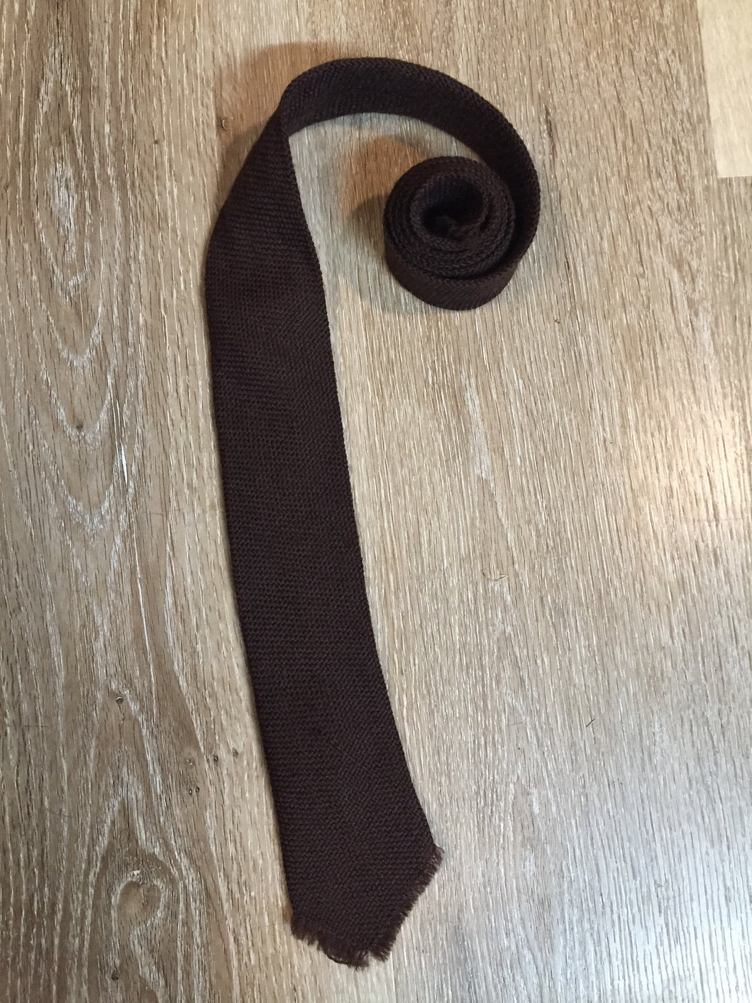 Kingspier Vintage - Dark brown wool tie, maybe from the 30’s or 40’s. Fringe edge.

Length: 49”
Width: 2.5” 

This tie is in excellent condition.