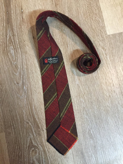 Kingspier Vintage - Au Terroira 100% wool tie with red, black, brown and green stripes. Made in Québec.

Length: 53” 
Width: 3.5”

This tie is in excellent condition.