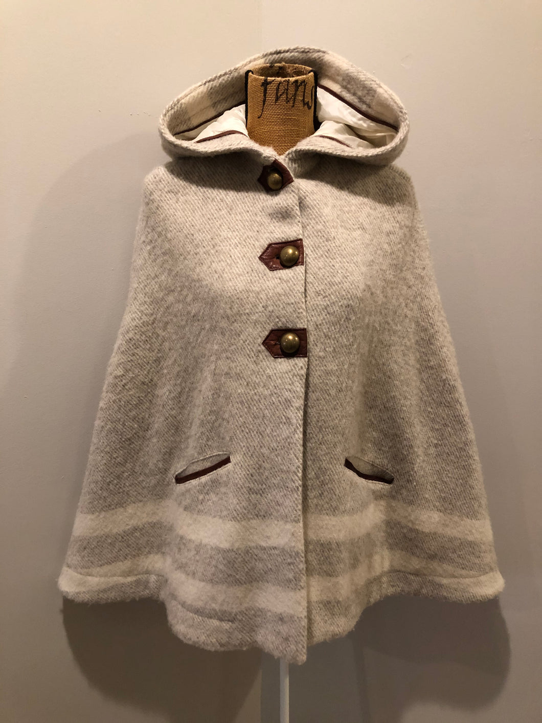Kingspier Vintage - Tuck Shop Trading Co Dreamy Cape. Made in Canada with high quality wool from the Woolrich Mill, leather trim, round brass buttons and full lining. Size small.
