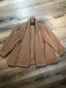 Kingspier Vintage - Geraldine camel coloured swing jacket with pockets, shoulder pads and some gathering detail on the shoulder full lining. Size small, worn open with no front closure.