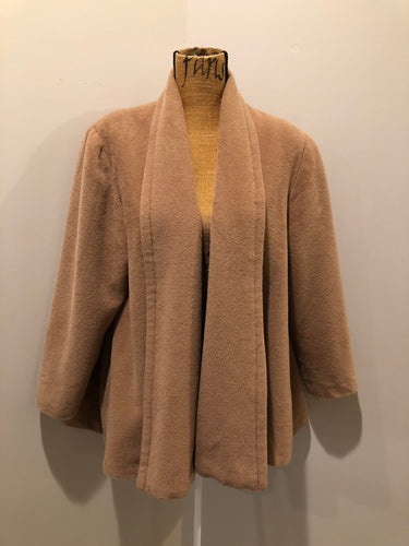 Kingspier Vintage - Geraldine camel coloured swing jacket with pockets, shoulder pads and some gathering detail on the shoulder full lining. Size small, worn open with no front closure.