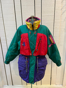 Vintage 80’s J.Gallery/ Giacca down-filled ski jacket with fun and bold colour-blocking design, zipper closure and multiple zip and flap pockets.

Shell - 85% polyester/ 35% cotton

Fill - 80% duck down/ 20% waterfowl feather

Made in Korea
Size Medium