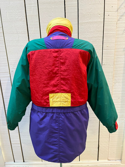 Vintage 80’s J.Gallery/ Giacca down-filled ski jacket with fun and bold colour-blocking design, zipper closure and multiple zip and flap pockets.

Shell - 85% polyester/ 35% cotton

Fill - 80% duck down/ 20% waterfowl feather

Made in Korea
Size Medium