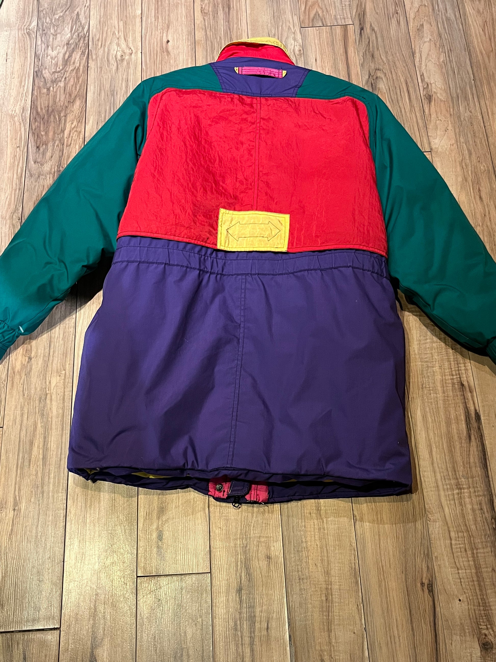 Vintage 80’s J.Gallery/ Giacca down-filled ski jacket with fun and bold colour-blocking design, zipper closure and multiple zip and flap pockets.

Shell - 85% polyester/ 35% cotton

Fill - 80% duck down/ 20% waterfowl feather

Made in Korea
Size Medium