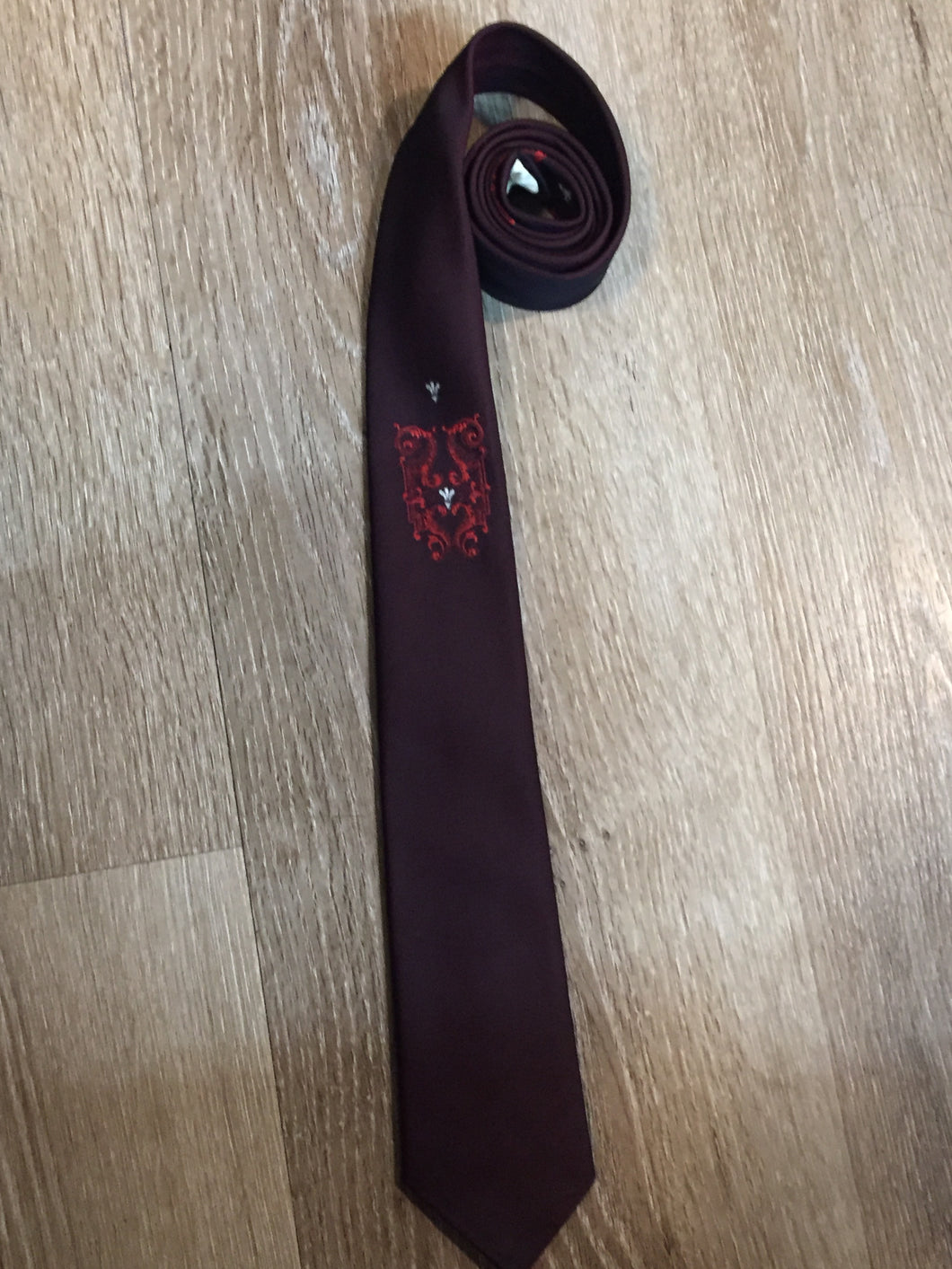 Kingspier Vintage - Creslan tie with burgundy, red and white design. Fibres unknown.

Length: 53” 
Width: 2.5” 

This tie is in excellent condition.